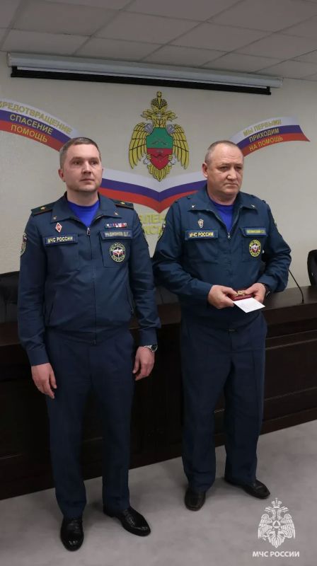 В День пожарной охраны России временно исполняющий обязанности начальника Главного управления МЧС России по Запорожской области Дмитрий Радионов поздравил коллектив с профессиональным праздником и вручил героям заслуженные... В День пожарной охраны России временно исполняющий обязанности начальника Главного управления МЧС России по Запорожской области Дмитрий Радионов поздравил коллектив с профессиональным праздником и вручил героям заслуженные...