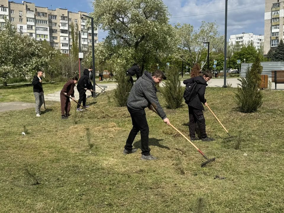 В Бердянске прошел очередной субботник возле памятного знака "Самолет" В Бердянске прошел очередной субботник возле памятного знака "Самолет"