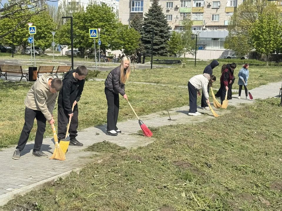 В Бердянске прошел очередной субботник возле памятного знака "Самолет" В Бердянске прошел очередной субботник возле памятного знака "Самолет"