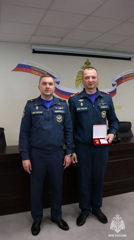 В День пожарной охраны России временно исполняющий обязанности начальника Главного управления МЧС России по Запорожской области Дмитрий Радионов поздравил коллектив с профессиональным праздником и вручил героям заслуженные... В День пожарной охраны России временно исполняющий обязанности начальника Главного управления МЧС России по Запорожской области Дмитрий Радионов поздравил коллектив с профессиональным праздником и вручил героям заслуженные...