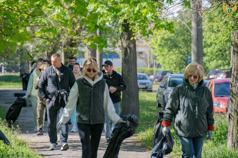Коллектив прокуратуры города Мелитополя совместно с администрацией городского округа и депутатами городского совета принял участие во Всероссийском субботнике Коллектив прокуратуры города Мелитополя совместно с администрацией городского округа и депутатами городского совета принял участие во Всероссийском субботнике