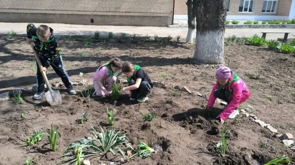Учащиеся начальной школы ГБУ ОО ЗО "Партизанская школа-детский сад" приняли участие во Всероссийском Дне Эколят, который проводится ежегодно с целью развития экологического образования, экологической культуры и просвещения... Учащиеся начальной школы ГБУ ОО ЗО "Партизанская школа-детский сад" приняли участие во Всероссийском Дне Эколят, который проводится ежегодно с целью развития экологического образования, экологической культуры и просвещения...