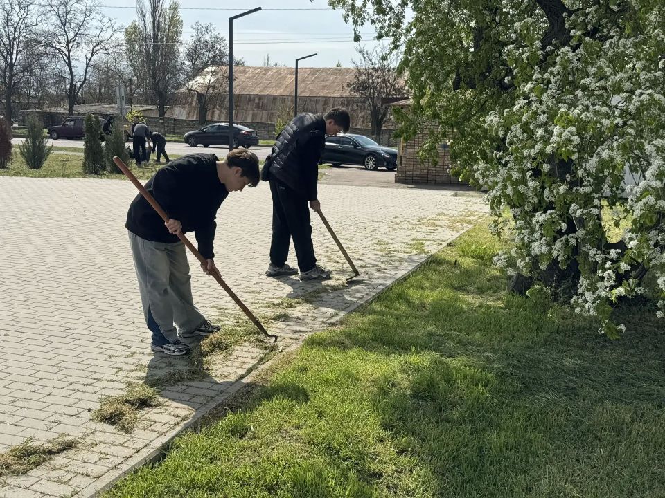 В Бердянске прошел очередной субботник возле памятного знака "Самолет" В Бердянске прошел очередной субботник возле памятного знака "Самолет"