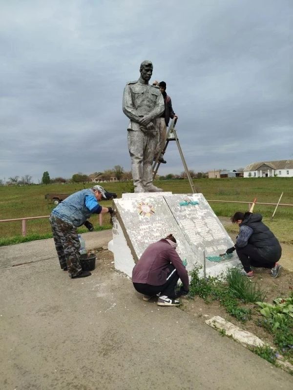 Благоустройство памятника к празднику Великой Победы — это дань памяти перед поколением, прошедшим войну, перед их мужеством и стойкостью Благоустройство памятника к празднику Великой Победы — это дань памяти перед поколением, прошедшим войну, перед их мужеством и стойкостью