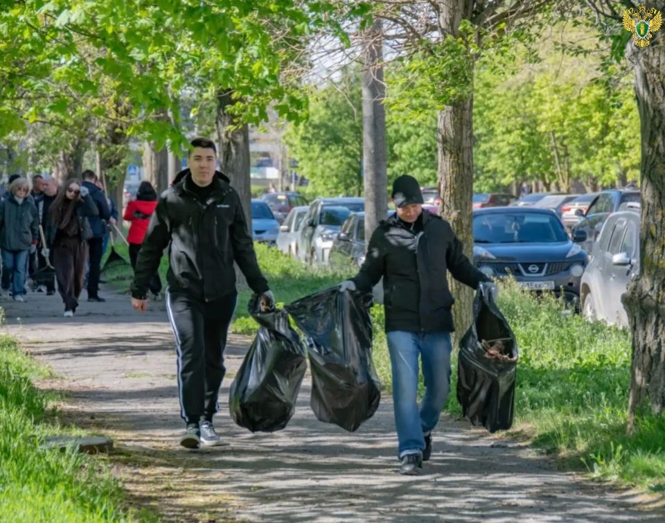 Коллектив прокуратуры города Мелитополя совместно с администрацией городского округа и депутатами городского совета принял участие во Всероссийском субботнике Коллектив прокуратуры города Мелитополя совместно с администрацией городского округа и депутатами городского совета принял участие во Всероссийском субботнике