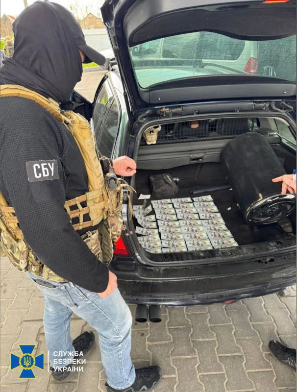 "Такси для дезертиров": военнослужащий Нацгвардии из Запорожья организовывал побег военных ВСУ за границу "Такси для дезертиров": военнослужащий Нацгвардии из Запорожья организовывал побег военных ВСУ за границу