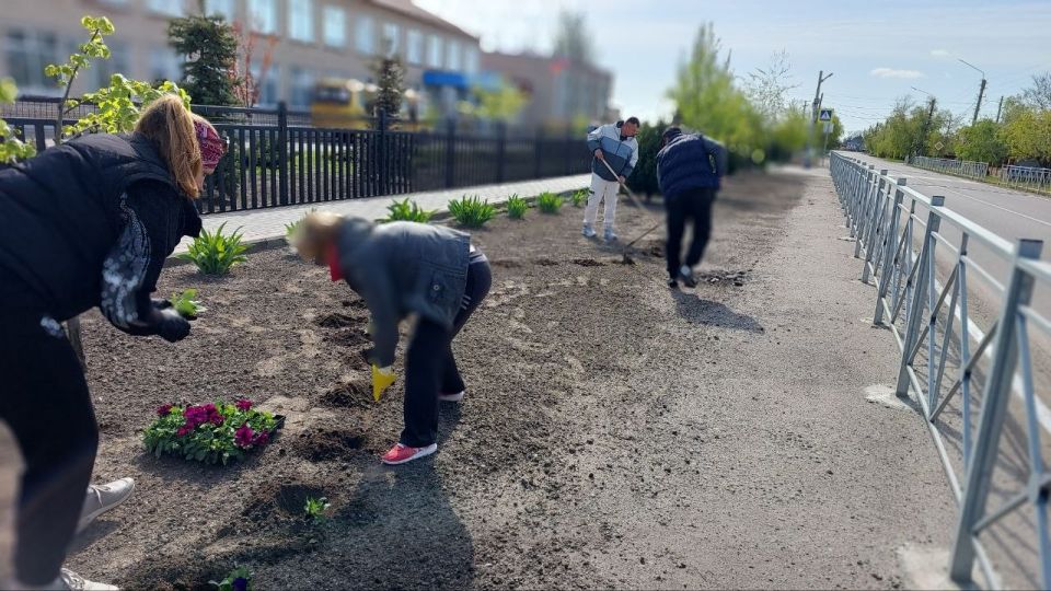 В Кирилловском сельском поселении провели работы по озеленению В Кирилловском сельском поселении провели работы по озеленению