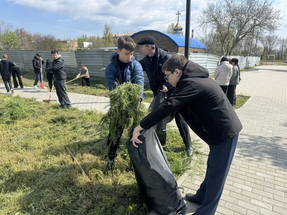 В Бердянске прошел очередной субботник возле памятного знака "Самолет" В Бердянске прошел очередной субботник возле памятного знака "Самолет"