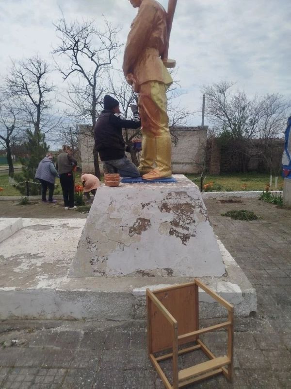 Памяти святой долг. Уборка территории памятника ветеранам Великой Отечественной войны - это не просто наведение порядка, а способ выразить глубокую благодарность и уважение подвигу тех, кто отдал жизни за мирное будущее Памяти святой долг. Уборка территории памятника ветеранам Великой Отечественной войны - это не просто наведение порядка, а способ выразить глубокую благодарность и уважение подвигу тех, кто отдал жизни за мирное будущее