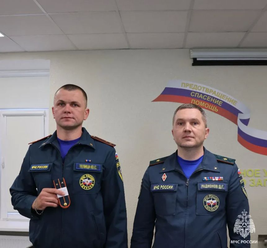 В День пожарной охраны России временно исполняющий обязанности начальника Главного управления МЧС России по Запорожской области Дмитрий Радионов поздравил коллектив с профессиональным праздником и вручил героям заслуженные... В День пожарной охраны России временно исполняющий обязанности начальника Главного управления МЧС России по Запорожской области Дмитрий Радионов поздравил коллектив с профессиональным праздником и вручил героям заслуженные...