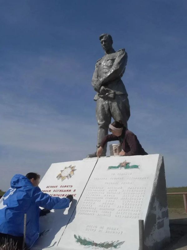 Благоустройство памятника к празднику Великой Победы — это дань памяти перед поколением, прошедшим войну, перед их мужеством и стойкостью Благоустройство памятника к празднику Великой Победы — это дань памяти перед поколением, прошедшим войну, перед их мужеством и стойкостью