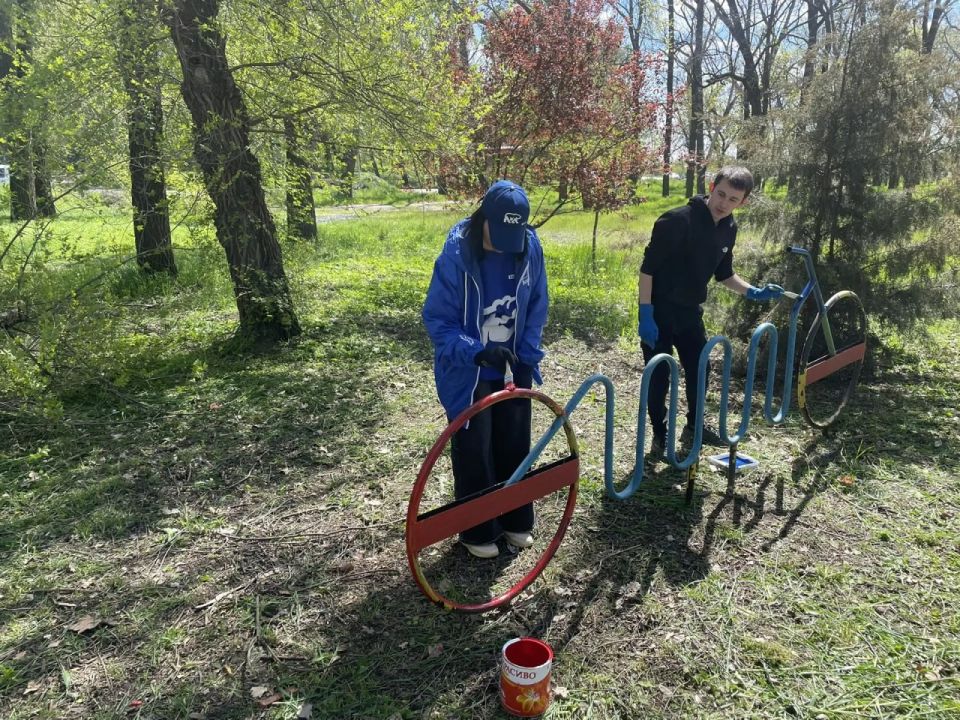 Работниками администрации Токмакского муниципального округа совместно с представителями окружного Совета депутатов, работниками спортивной школы, МУП УК «Контакт» был проведен субботник на территории парка Чапаева в г.... Работниками администрации Токмакского муниципального округа совместно с представителями окружного Совета депутатов, работниками спортивной школы, МУП УК «Контакт» был проведен субботник на территории парка Чапаева в г....
