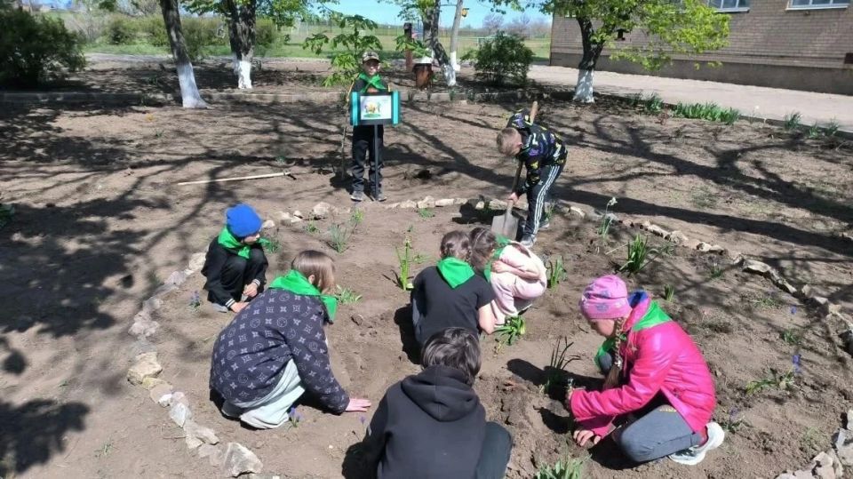 Учащиеся начальной школы ГБУ ОО ЗО "Партизанская школа-детский сад" приняли участие во Всероссийском Дне Эколят, который проводится ежегодно с целью развития экологического образования, экологической культуры и просвещения... Учащиеся начальной школы ГБУ ОО ЗО "Партизанская школа-детский сад" приняли участие во Всероссийском Дне Эколят, который проводится ежегодно с целью развития экологического образования, экологической культуры и просвещения...