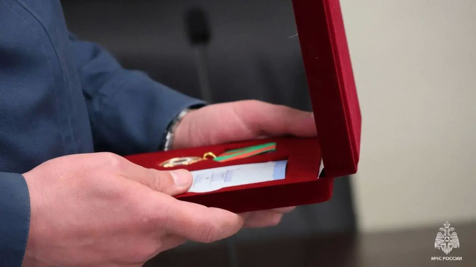 В День пожарной охраны России временно исполняющий обязанности начальника Главного управления МЧС России по Запорожской области Дмитрий Радионов поздравил коллектив с профессиональным праздником и вручил героям заслуженные... В День пожарной охраны России временно исполняющий обязанности начальника Главного управления МЧС России по Запорожской области Дмитрий Радионов поздравил коллектив с профессиональным праздником и вручил героям заслуженные...