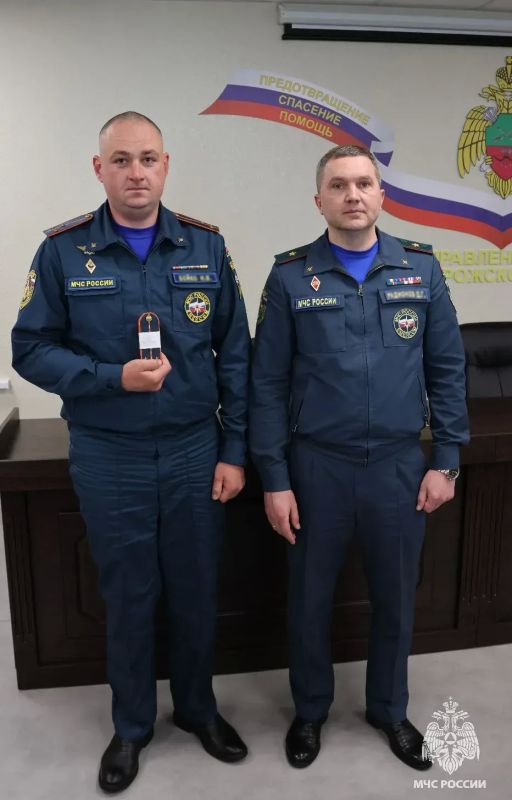 В День пожарной охраны России временно исполняющий обязанности начальника Главного управления МЧС России по Запорожской области Дмитрий Радионов поздравил коллектив с профессиональным праздником и вручил героям заслуженные... В День пожарной охраны России временно исполняющий обязанности начальника Главного управления МЧС России по Запорожской области Дмитрий Радионов поздравил коллектив с профессиональным праздником и вручил героям заслуженные...