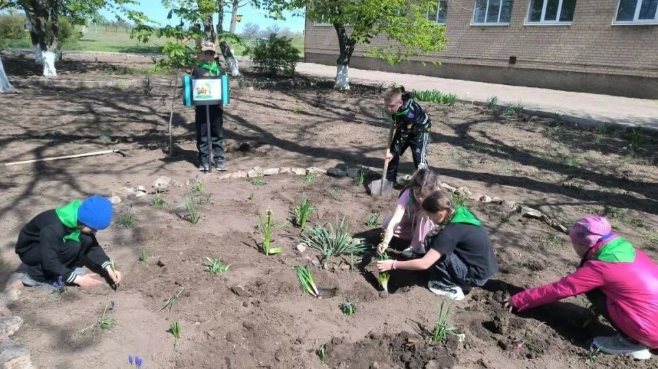 Учащиеся начальной школы ГБУ ОО ЗО "Партизанская школа-детский сад" приняли участие во Всероссийском Дне Эколят, который проводится ежегодно с целью развития экологического образования, экологической культуры и просвещения... Учащиеся начальной школы ГБУ ОО ЗО "Партизанская школа-детский сад" приняли участие во Всероссийском Дне Эколят, который проводится ежегодно с целью развития экологического образования, экологической культуры и просвещения...