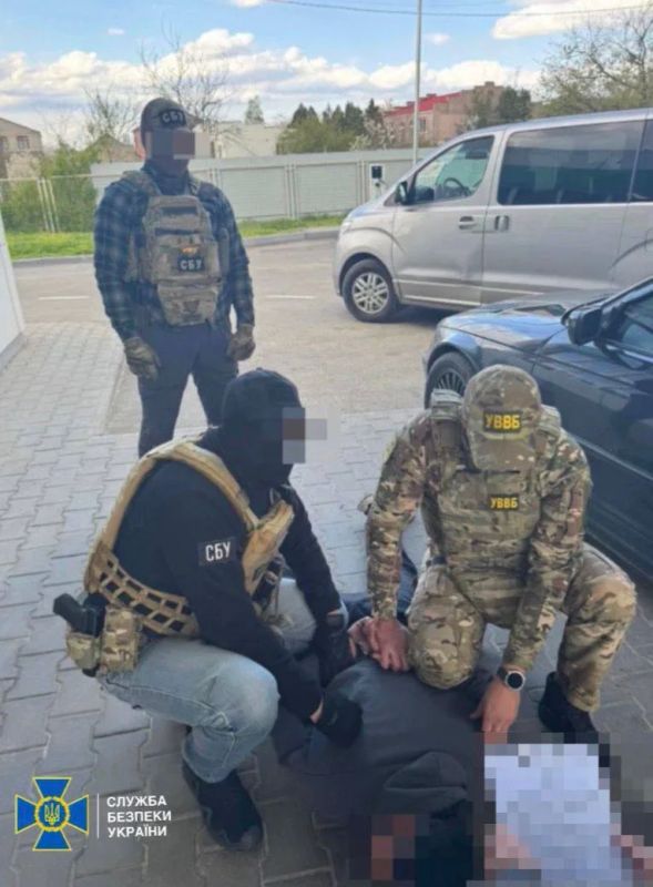 "Такси для дезертиров": военнослужащий Нацгвардии из Запорожья организовывал побег военных ВСУ за границу "Такси для дезертиров": военнослужащий Нацгвардии из Запорожья организовывал побег военных ВСУ за границу