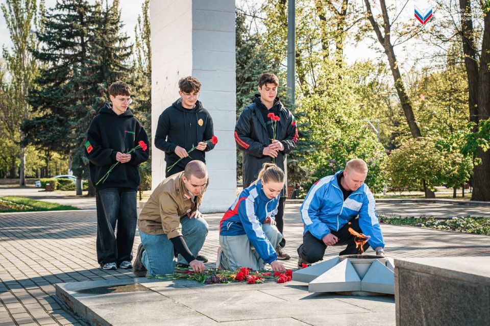 Молодёжь Запорожской области почтила память жертв трагедии в Доме профсоюзов Одессы Молодёжь Запорожской области почтила память жертв трагедии в Доме профсоюзов Одессы