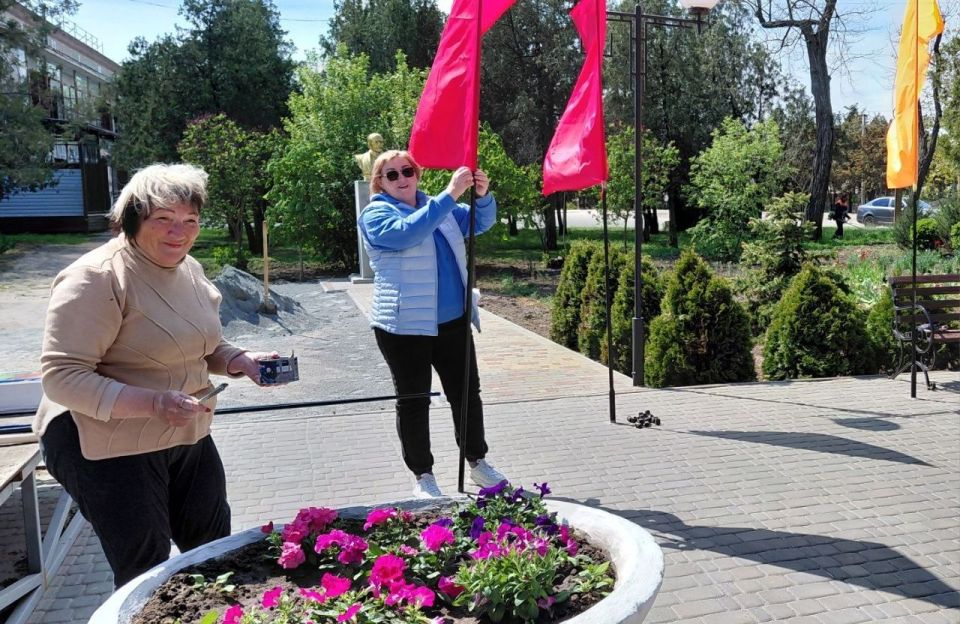 В селе Ефремовка работники культуры провели субботник В селе Ефремовка работники культуры провели субботник