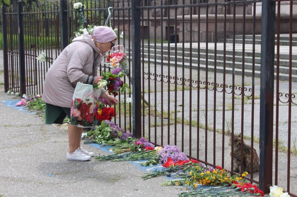 Одесситы несут цветы к Куликову полю, несмотря на оцепление Одесситы несут цветы к Куликову полю, несмотря на оцепление