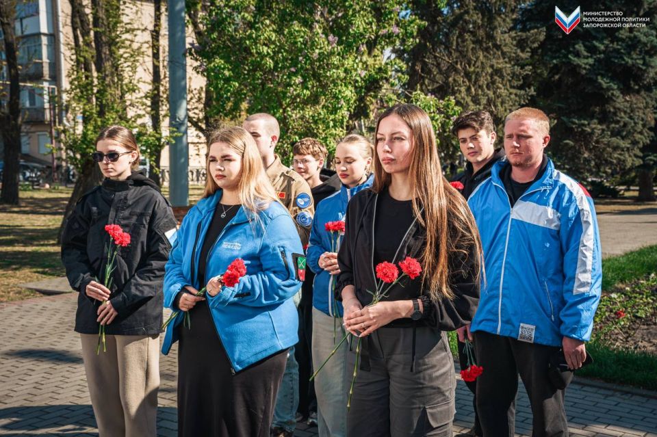 Молодёжь Запорожской области почтила память жертв трагедии в Доме профсоюзов Одессы Молодёжь Запорожской области почтила память жертв трагедии в Доме профсоюзов Одессы