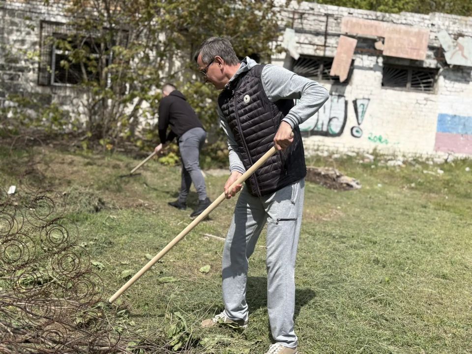 Сотрудники администрации Бердянска активно поддержали челлендж по наведению порядка в городе Сотрудники администрации Бердянска активно поддержали челлендж по наведению порядка в городе