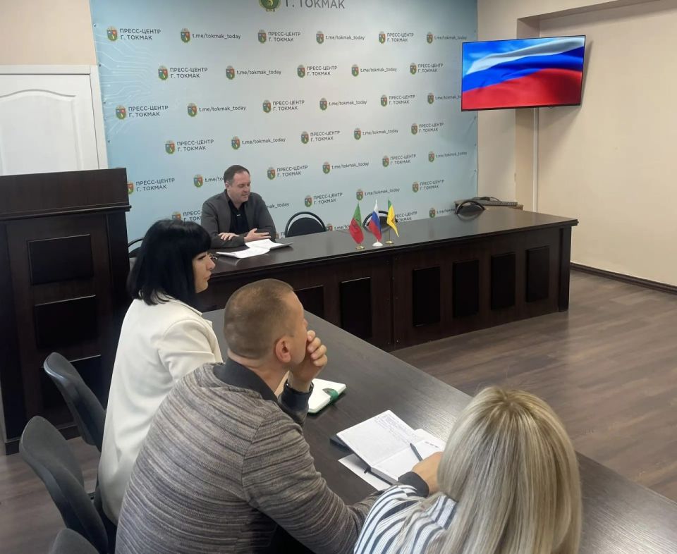 Глава Токмакского муниципального округа, секретарь местного отделения партии «Единая Россия» Александр Калмыков провел еженедельное оперативное совещание Глава Токмакского муниципального округа, секретарь местного отделения партии «Единая Россия» Александр Калмыков провел еженедельное оперативное совещание