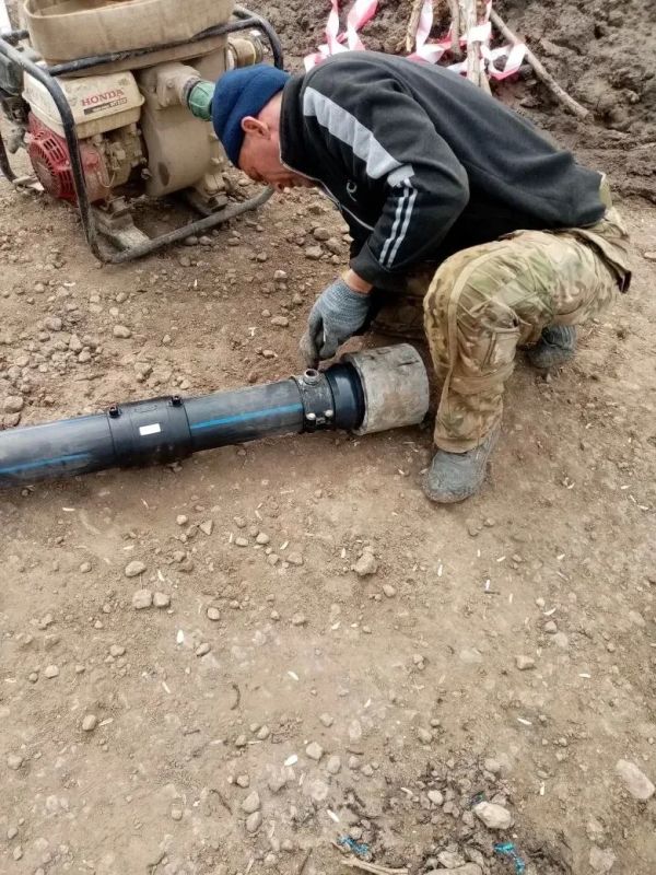 На майские выходные бригада рабочих Приморского участка ГУП "Вода Запорожья" осуществляла обслуживание водопроводных сетей в населенных пунктах Приморского муниципалитета На майские выходные бригада рабочих Приморского участка ГУП "Вода Запорожья" осуществляла обслуживание водопроводных сетей в населенных пунктах Приморского муниципалитета