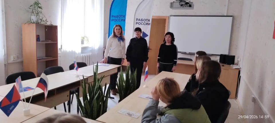 В Центре занятости сотрудники Токмакского городского Дома культуры провели информационно-просветительское мероприятие для подростков на тему «Наркомания — острая проблема современности» В Центре занятости сотрудники Токмакского городского Дома культуры провели информационно-просветительское мероприятие для подростков на тему «Наркомания — острая проблема современности»