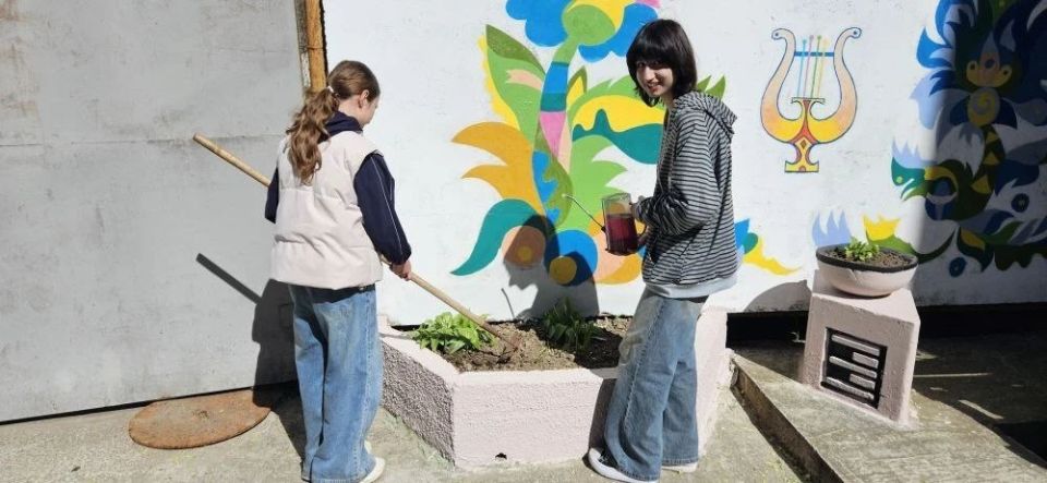 В Днепрорудненской Детской школе искусств прошёл экологический субботник «Зеленая весна» В Днепрорудненской Детской школе искусств прошёл экологический субботник «Зеленая весна»