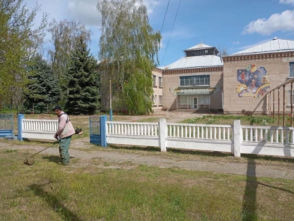 В Кирилловском сельском поселении продолжаются работы по уборке общественных территорий В Кирилловском сельском поселении продолжаются работы по уборке общественных территорий