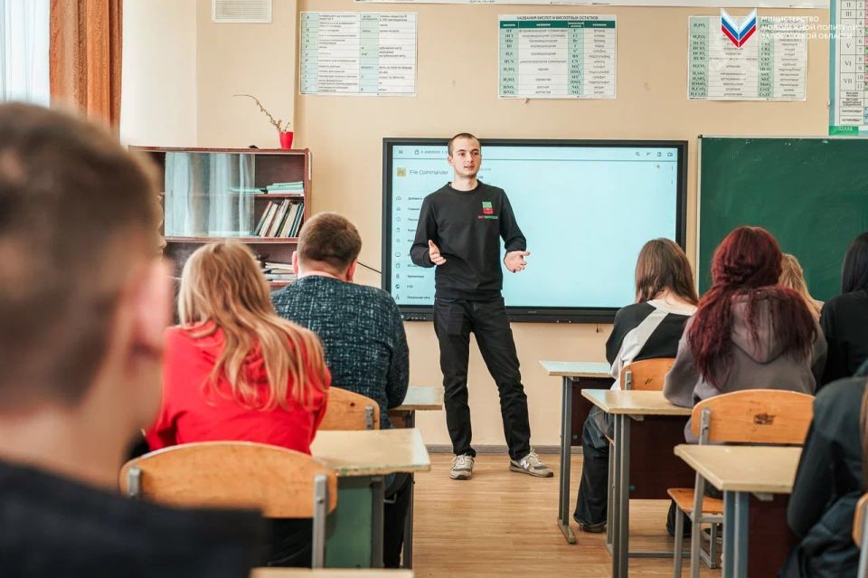 Для учащихся Новотроицкой школы прошла презентация молодёжного движения «Юг Молодой» Для учащихся Новотроицкой школы прошла презентация молодёжного движения «Юг Молодой»