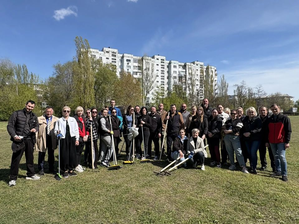 Сотрудники администрации Бердянска активно поддержали челлендж по наведению порядка в городе Сотрудники администрации Бердянска активно поддержали челлендж по наведению порядка в городе