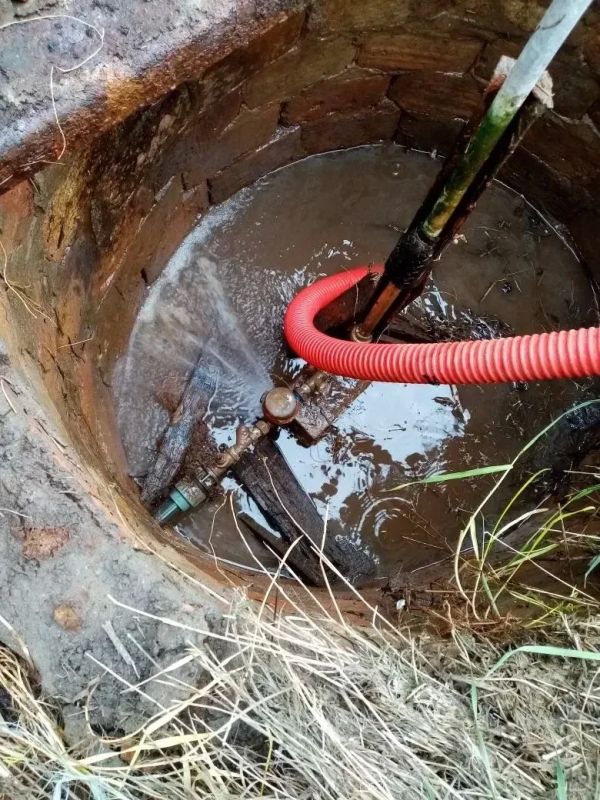 На майские выходные бригада рабочих Приморского участка ГУП "Вода Запорожья" осуществляла обслуживание водопроводных сетей в населенных пунктах Приморского муниципалитета На майские выходные бригада рабочих Приморского участка ГУП "Вода Запорожья" осуществляла обслуживание водопроводных сетей в населенных пунктах Приморского муниципалитета