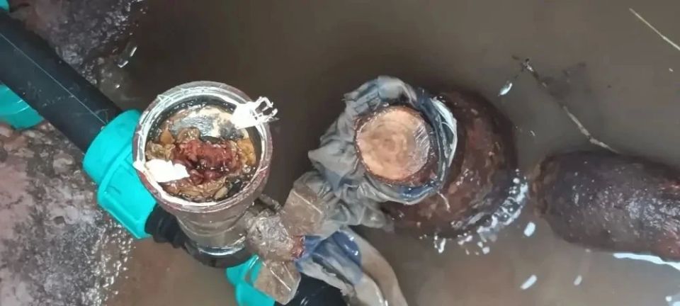 На майские выходные бригада рабочих Приморского участка ГУП "Вода Запорожья" осуществляла обслуживание водопроводных сетей в населенных пунктах Приморского муниципалитета На майские выходные бригада рабочих Приморского участка ГУП "Вода Запорожья" осуществляла обслуживание водопроводных сетей в населенных пунктах Приморского муниципалитета