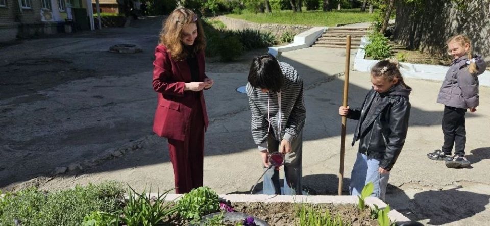 В Днепрорудненской Детской школе искусств прошёл экологический субботник «Зеленая весна» В Днепрорудненской Детской школе искусств прошёл экологический субботник «Зеленая весна»
