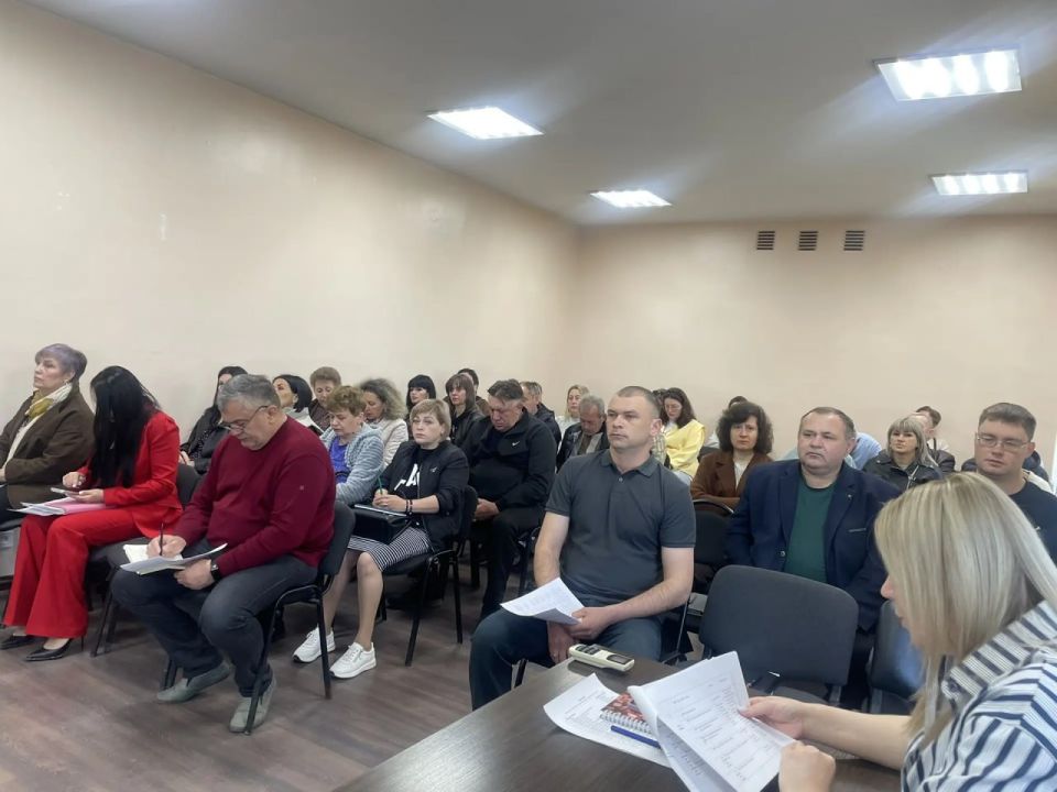 Глава Токмакского муниципального округа, секретарь местного отделения партии «Единая Россия» Александр Калмыков провел еженедельное оперативное совещание Глава Токмакского муниципального округа, секретарь местного отделения партии «Единая Россия» Александр Калмыков провел еженедельное оперативное совещание