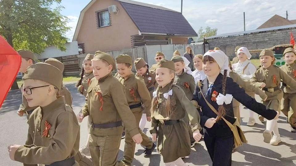 Огромная Георгиевская лента и праздничный марш: В школе Мелитополя прошел Парад Победы Огромная Георгиевская лента и праздничный марш: В школе Мелитополя прошел Парад Победы