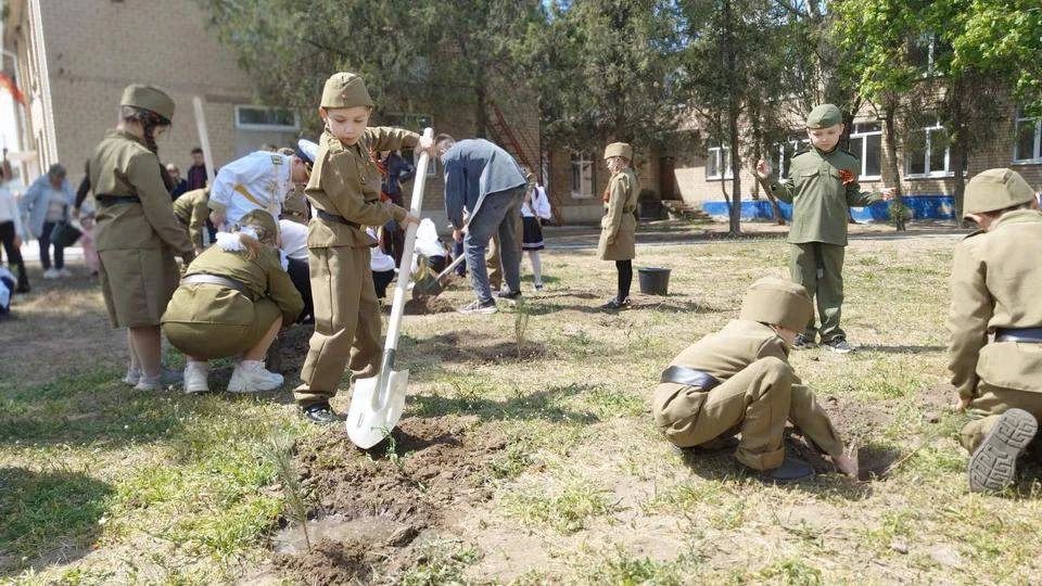Огромная Георгиевская лента и праздничный марш: В школе Мелитополя прошел Парад Победы Огромная Георгиевская лента и праздничный марш: В школе Мелитополя прошел Парад Победы