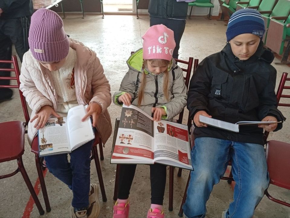 К 81-ой годовщине Победы в Дунаевской библиотеке состоялся обзор книжной выставки "В книжной памяти мгновения войны" К 81-ой годовщине Победы в Дунаевской библиотеке состоялся обзор книжной выставки "В книжной памяти мгновения войны"