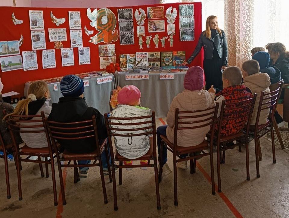 К 81-ой годовщине Победы в Дунаевской библиотеке состоялся обзор книжной выставки "В книжной памяти мгновения войны" К 81-ой годовщине Победы в Дунаевской библиотеке состоялся обзор книжной выставки "В книжной памяти мгновения войны"