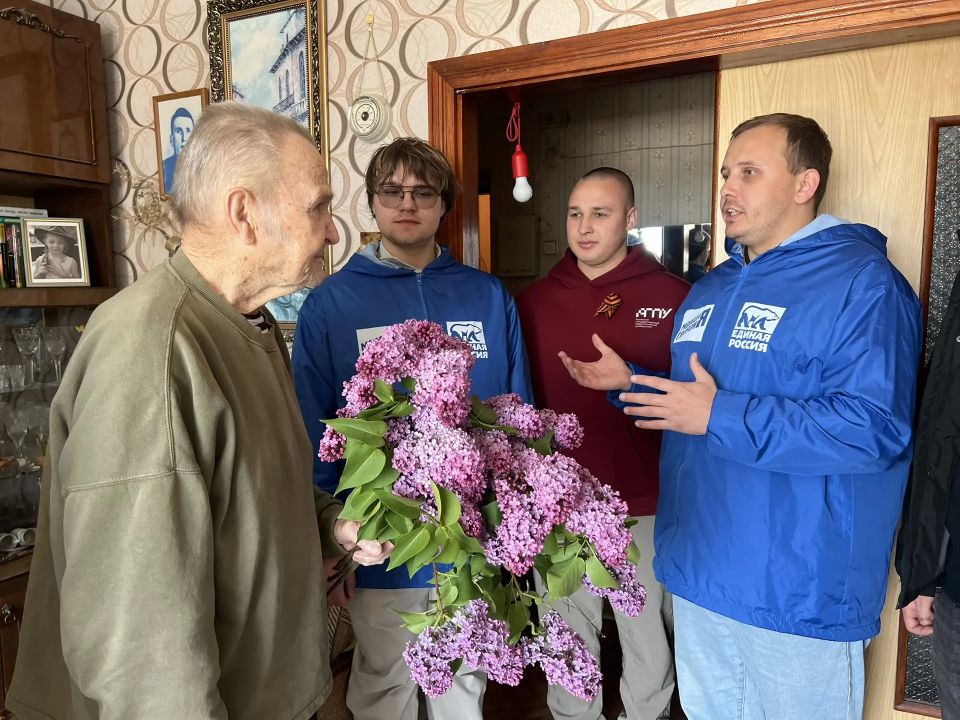 Связь поколений: сотрудники Координационного центра навестили ветеранов Бердянска Связь поколений: сотрудники Координационного центра навестили ветеранов Бердянска