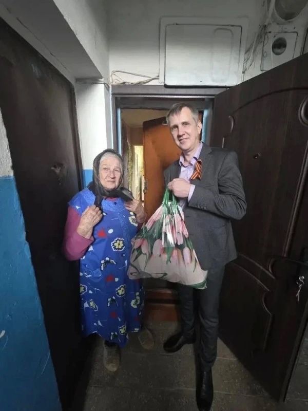 В преддверии Дня Победы депутаты Единой России Токмакского муниципального округа вместе с активистами поздравили ветеранов Великой Отечественной войны В преддверии Дня Победы депутаты Единой России Токмакского муниципального округа вместе с активистами поздравили ветеранов Великой Отечественной войны