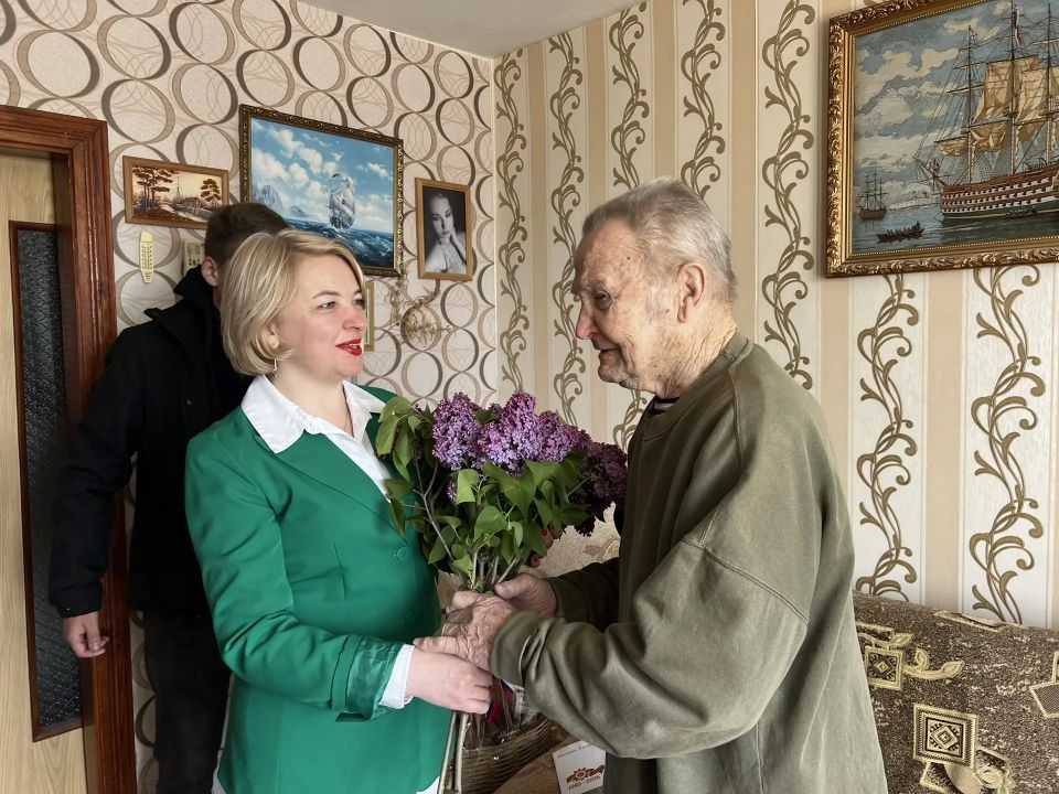 Связь поколений: сотрудники Координационного центра навестили ветеранов Бердянска Связь поколений: сотрудники Координационного центра навестили ветеранов Бердянска