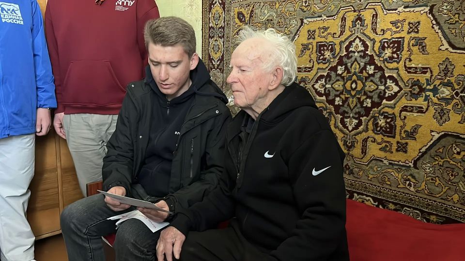 Связь поколений: сотрудники Координационного центра навестили ветеранов Бердянска Связь поколений: сотрудники Координационного центра навестили ветеранов Бердянска