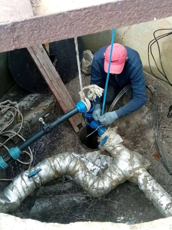 Сотрудники Приморского участка ГУП "Вода Запорожья" ежедневно проводят работы по обслуживанию водопроводной сети округа Сотрудники Приморского участка ГУП "Вода Запорожья" ежедневно проводят работы по обслуживанию водопроводной сети округа