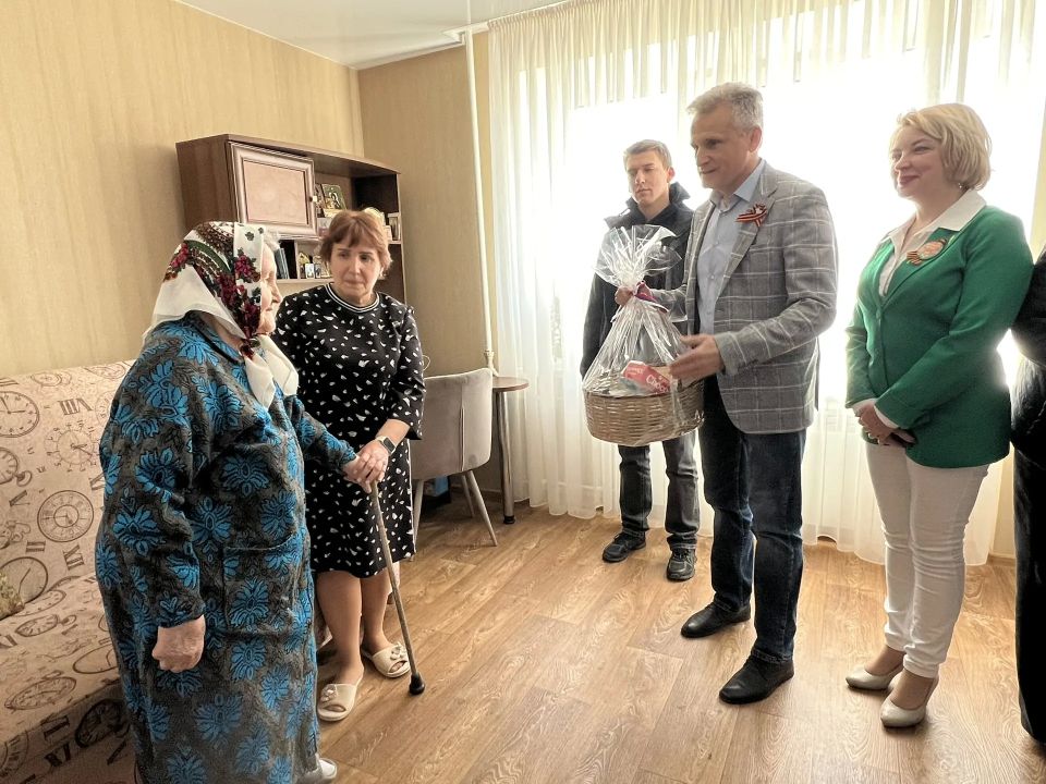 Связь поколений: сотрудники Координационного центра навестили ветеранов Бердянска Связь поколений: сотрудники Координационного центра навестили ветеранов Бердянска
