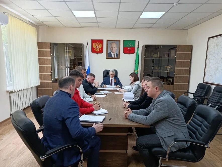 Провел рабочее совещание с командой Управления правового обеспечения Законодательного Собрания — пообщались по душам и по делу Провел рабочее совещание с командой Управления правового обеспечения Законодательного Собрания — пообщались по душам и по делу