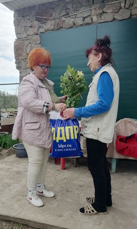 Активисты ЛДПР Бердянского района Нина Цыганок и Виктория Мирошниченко навестили участницу ликвидации Чернобыльской аварии Ирину Грязнову и вдову участника Лидию Белоцерковец Активисты ЛДПР Бердянского района Нина Цыганок и Виктория Мирошниченко навестили участницу ликвидации Чернобыльской аварии Ирину Грязнову и вдову участника Лидию Белоцерковец