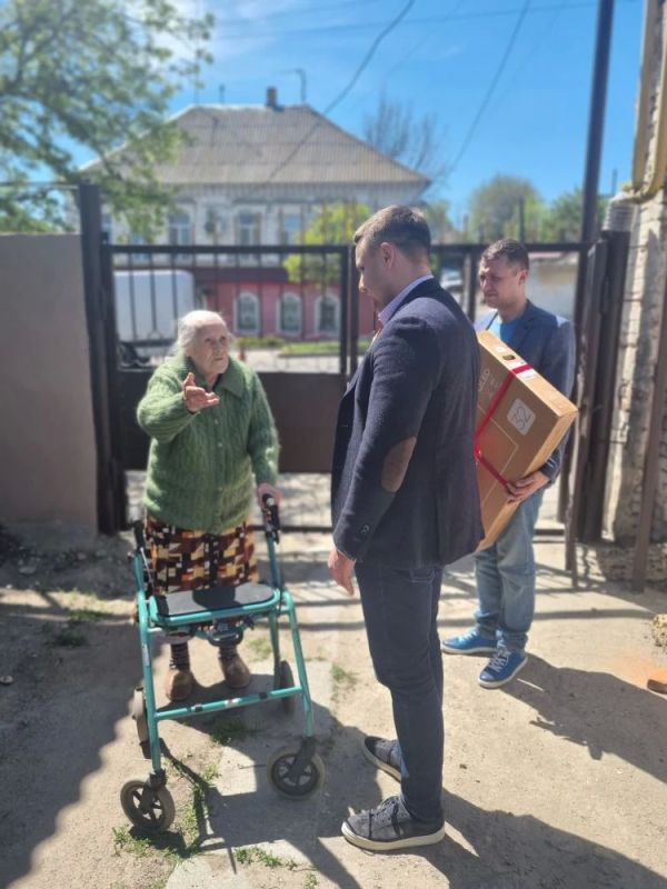 Сотрудники Министерства промышленности и торговли Запорожской области в преддверии Великого дня Победы, посетили работницу тыла, Зою Елизаровну Тарыкину, чтобы поздравить ее с этим знаменательным праздником Сотрудники Министерства промышленности и торговли Запорожской области в преддверии Великого дня Победы, посетили работницу тыла, Зою Елизаровну Тарыкину, чтобы поздравить ее с этим знаменательным праздником